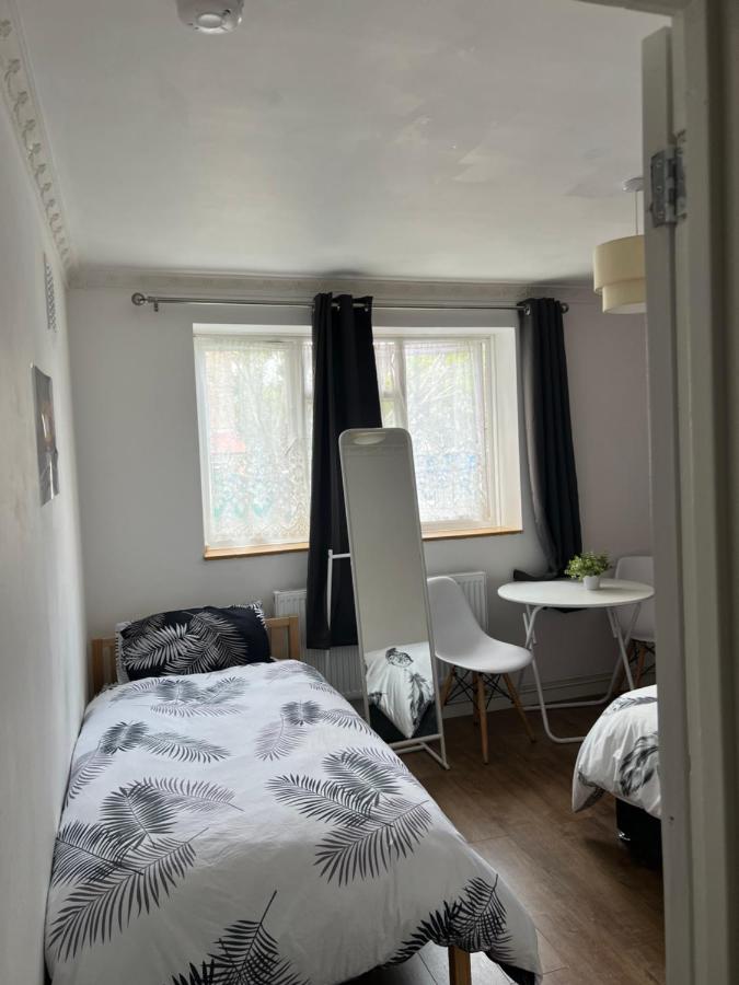 Private Room With Two Beds Near Central London Eksteriør billede